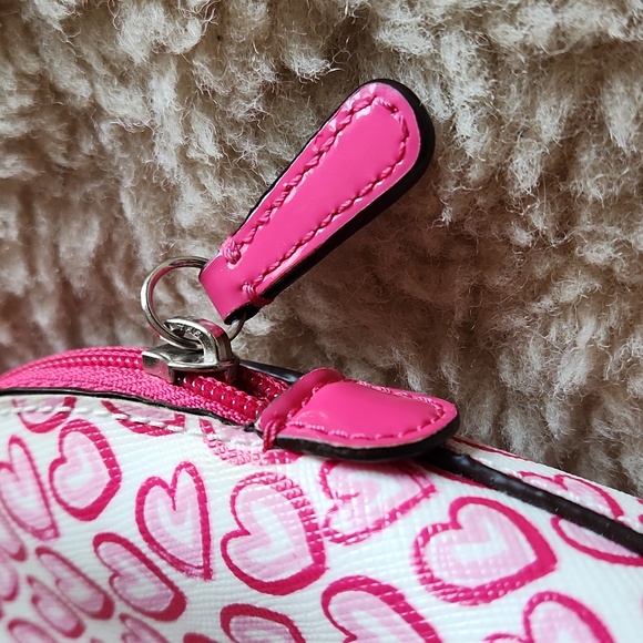 Adorable Coach Heart Leather Cosmetics Bag ❤️💄🩷 - Picture 7 of 15